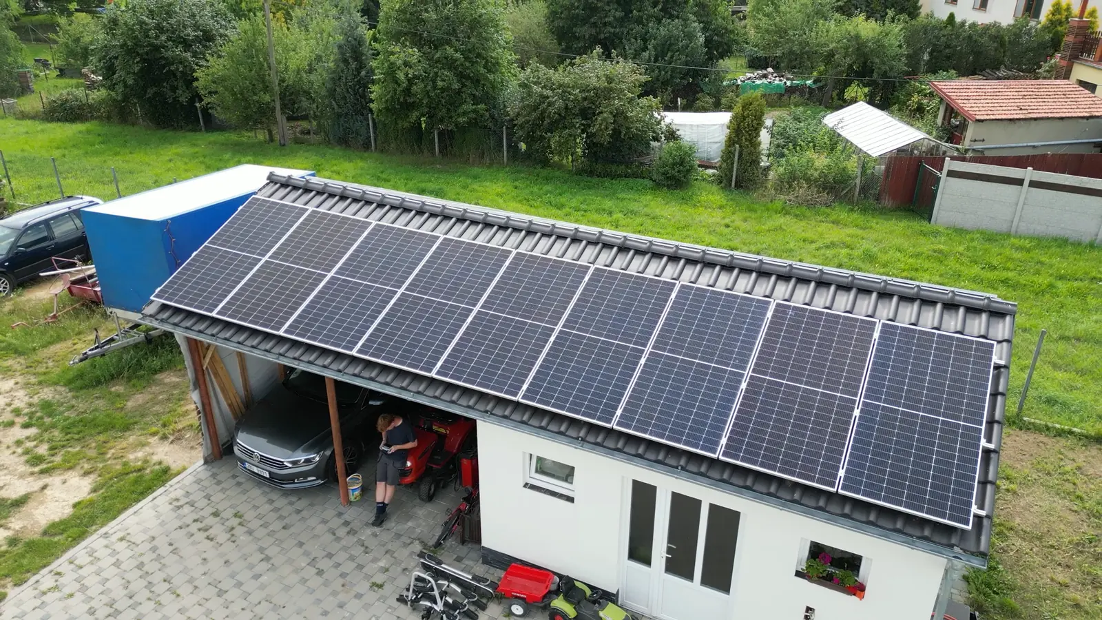 Garáž s přístřeškem a fotovoltaickými panely na střeše