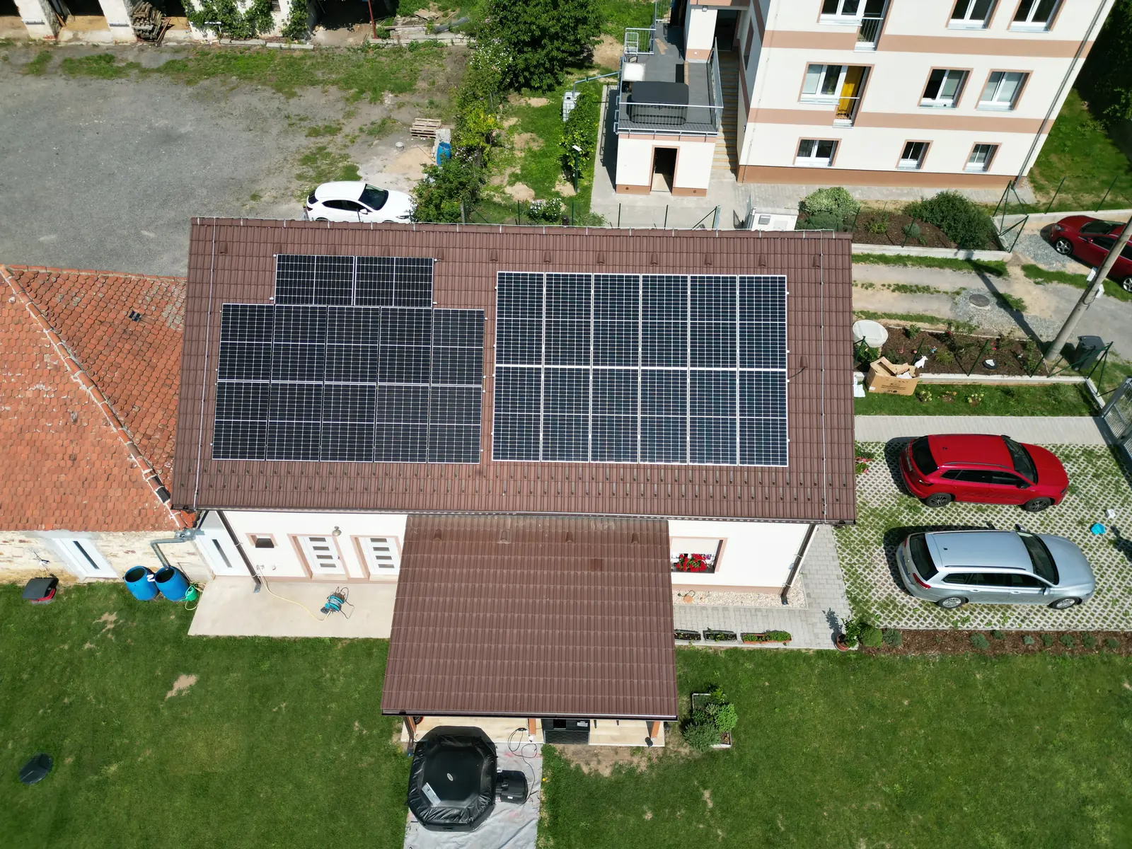 Pohled shora na rodinný dům se dvěma poli fotovoltaických panelů